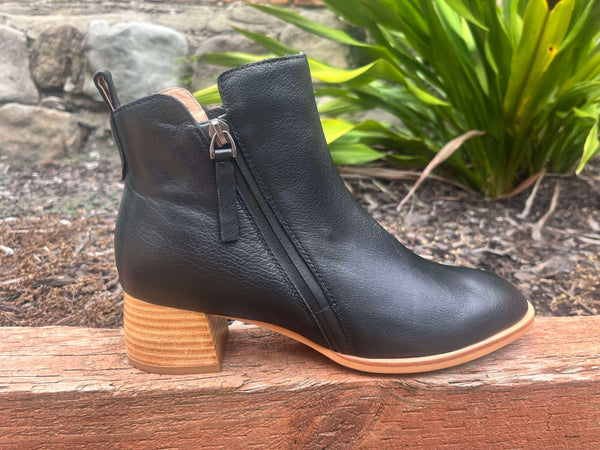 Nerriet Boots - Black Leather