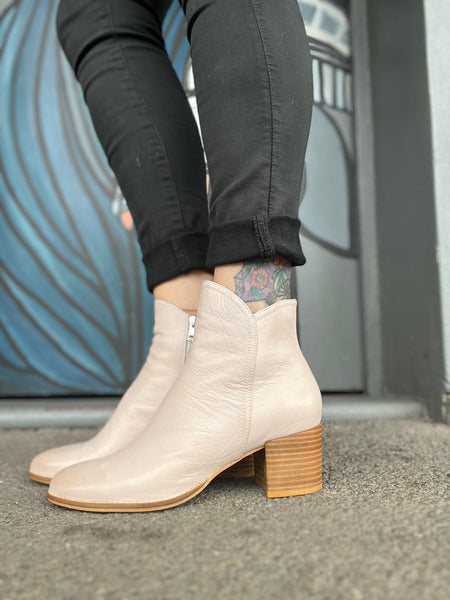 Mockas Boots - Pale Pink Leather