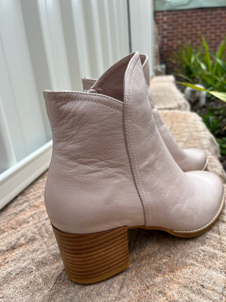 Mockas Boots - Pale Pink Leather